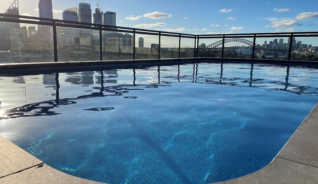 Sunny 1 Bedroom City Apartment with Rooftop Pool & BBQ