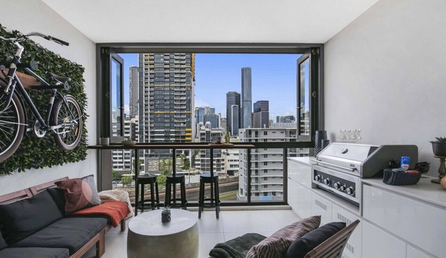 Sunny 1b in the heart of South Bris!