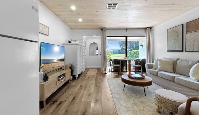 Sunny 1BR on Golf Course with Pool Access