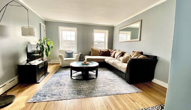 Sunny 2-Bdrm Apt In-Unit Lndry & Balcony Near NU Hsptls