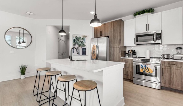 Sunny 2-Bed Oasis: Pool & Gym in Apollo Beach