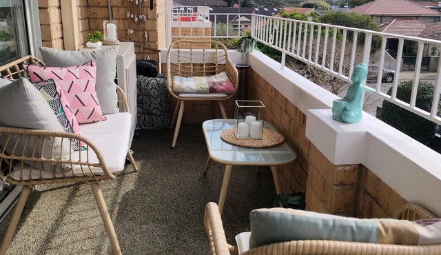 Sunny 2 bed Restaurants beach at door Pets O.K