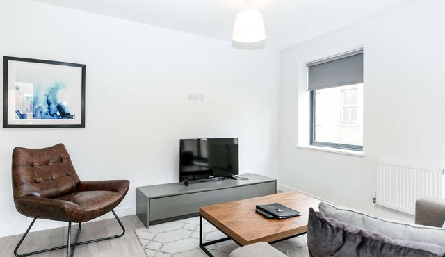 Sunny 2-Bed with Private Balcony – Minutes from Canary Wharf