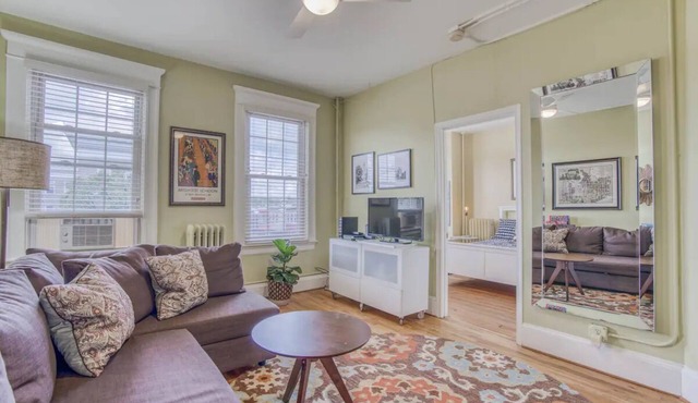 Sunny, 2 Bedroom Apt near Johns Hopkins, Charles Village - Explore Baltimore!