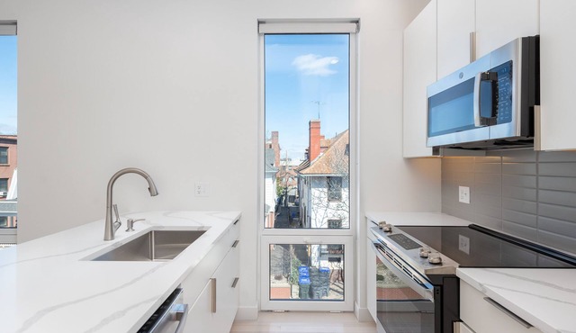 Sunny 2-Bedroom Cityscape located in Highly Regarded East Side Square