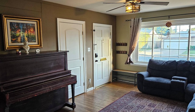 Sunny 2-bedroom house with AC in beautiful Los Angeles