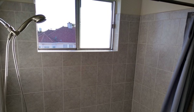 Sunny 2 bedroom in Convenient, Walkable Bushrod Neighborhood