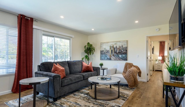 Sunny 2-bedroom near Standford Hospitals with sparkling Pool