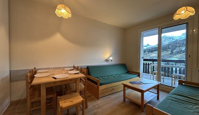 Sunny 2-Room Apartment, 100m from Ski Lift, Sleeps 5 - SuperDevoluy