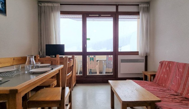 Sunny 2-Room Apartment with Balcony, Near Slopes, Free Wi-Fi & Parking – Sleeps 6