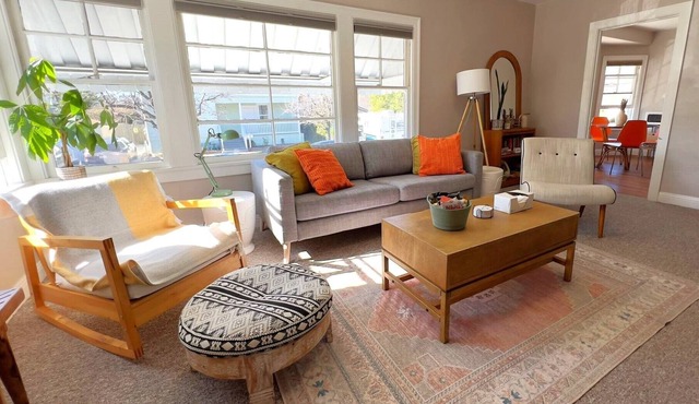 Sunny 2BD flat with private backyard