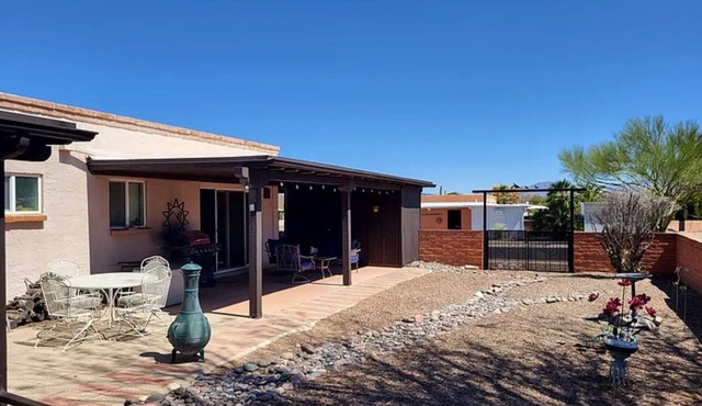 Sunny 2bd Retreat with Mountain Views, Fireplace, AZ Room & GVR Access!