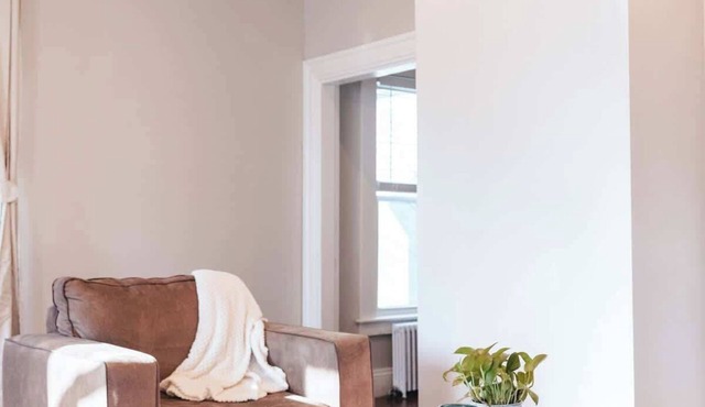 Sunny 2BR/1BA with Front Porch & Parking