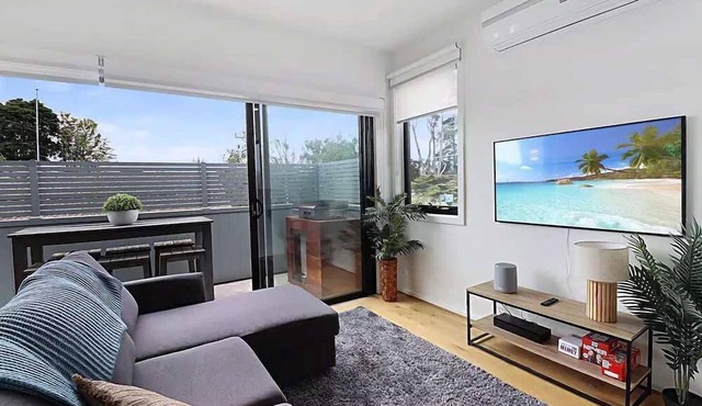 Sunny 2BR Getaway in Newtown
