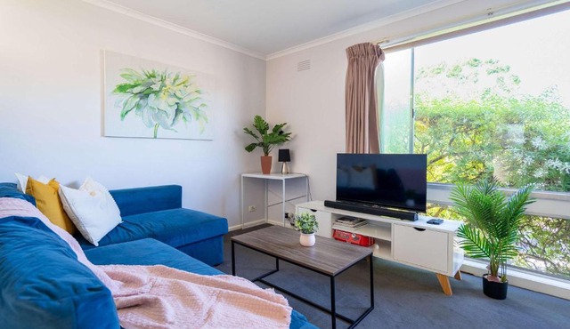 Sunny 2BR Home in Highton Easy Geelong Access