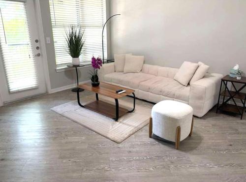 Sunny 2BR Magnolia Escape Pool Gym & Location