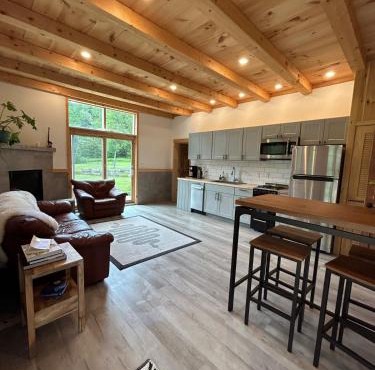 Sunny 2BR with Pond, Fireplace, Walk to Stowe