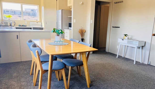 Sunny 3 bedroom apartment next to Blake Park!