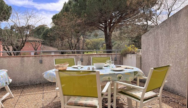 Sunny 3-Room Apartment with Pool, A/C, Near Beach - Sleeps 6