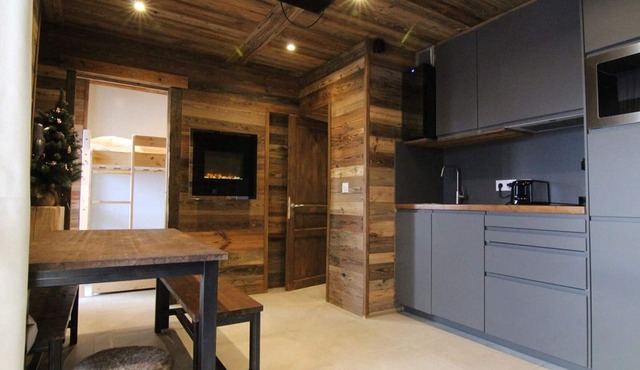 Sunny 3-Room Apartment for 6 with Large Terrace, Parking & Ski-In/Ski-Out Access