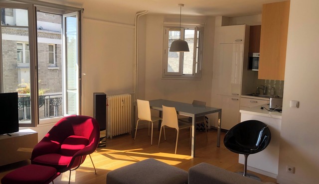 Sunny 3-room apartment with balcony, Jeanne d'Arc district