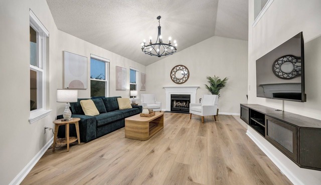 Sunny 3BR+ Flex Room Retreat and Private Backyard