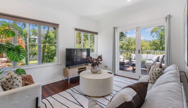 Sunny 3BR Upstairs Apartment | Shops & Transport