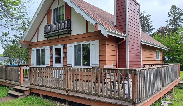 Sunny 4-bedroom Hummingbird Chalet with public swim access to Green Lake