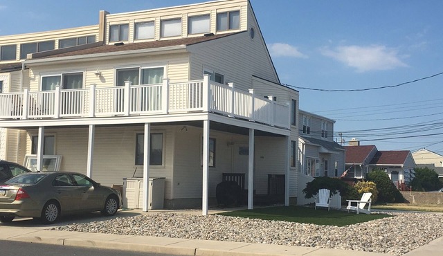 Sunny 4 BR, 2 BA Townhouse