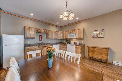 Sunny 4BR Condo Near Lake Pepin Beach - Sunrise Condos
