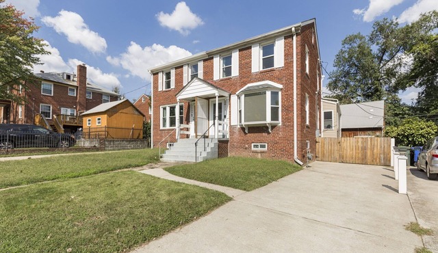 Sunny 4BR House | Private Yard | Family & Pet Friendly | Arlington/DC