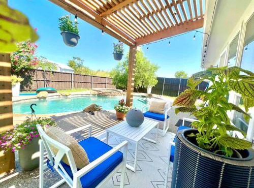 Sunny 4BR with Backyard Oasis - 15 Min to Lakes