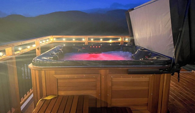 Sunny Acre Lodge with Hot Tub! 3 Bedroom