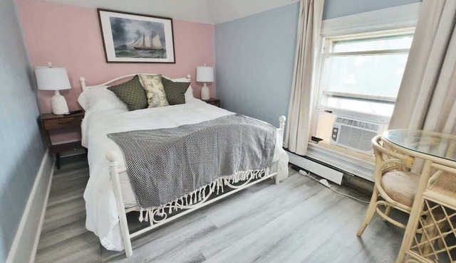 Sunny and Clean 1BR Suite Walk to LaHave River