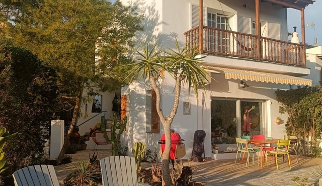 Sunny and cosy family home with huge terrace & stunning panoramic sea views