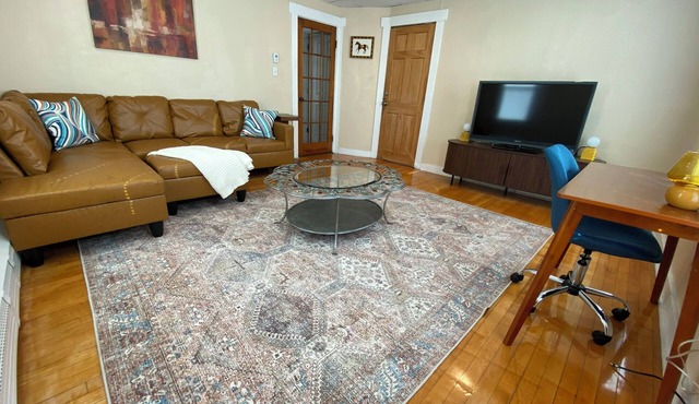 Sunny and cozy Two-bedroom Apartment in the Heart of Worcester.