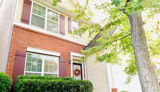 Sunny and Modern Single House with Gym, 4 Bedrooms- 3min drive to I-85 Highway