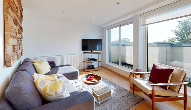 Sunny and quiet 2 bed Penthouse flat in Haggerston
