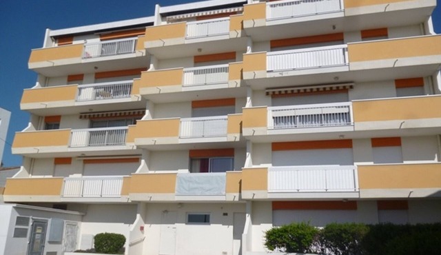 Sunny and spacious apartment with parking, Royan center
