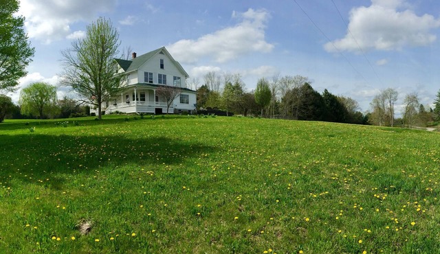 SUNNY and WARM - Spacious and Luxe Farmhouse