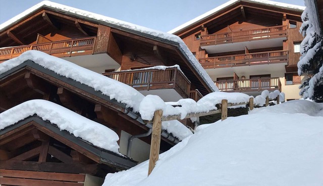 Sunny Apartment in Beaufort: 2BR, 4-6 Guests, Parking, Terrace, Stunning Mountain Views