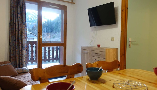 Sunny Apartment for 4 with Balcony, Close to Slopes in Beaufort