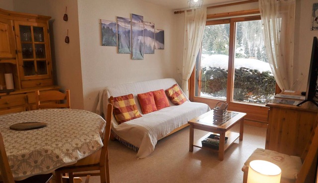 Sunny Apartment in Beaufort: 2BR, 4-6 Guests, Parking, Terrace, Stunning Mountain Views