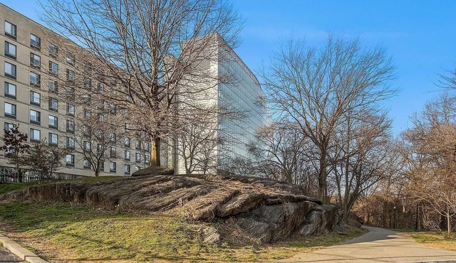 Sunny Apartment in Harlem. 3 blocks from Subway. Elevator Building and Security