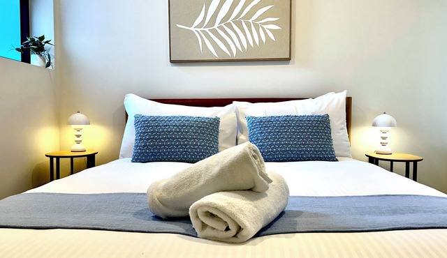 Sunny apartment in Richmond with balcony