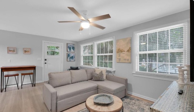 Sunny apartment in walkable San Marco!