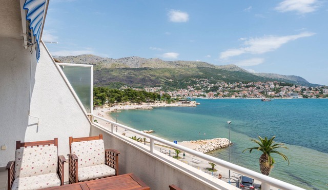 Sunny apartment only 10 m from the sea!