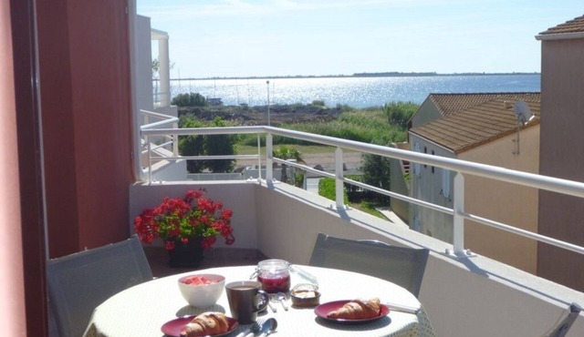Sunny apartment overlooking Etang de Thau (5 km from the sea)