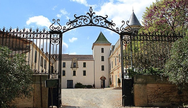 Sunny apartment overlooking Canal du Midi in Capestang, walk to 6 restaurants!