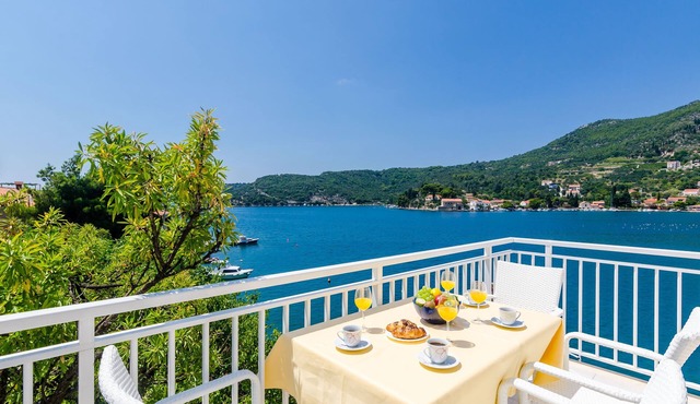 Sunny apartment- Quiet and relaxing seafront apartment 10 minutes from Dubrovnik